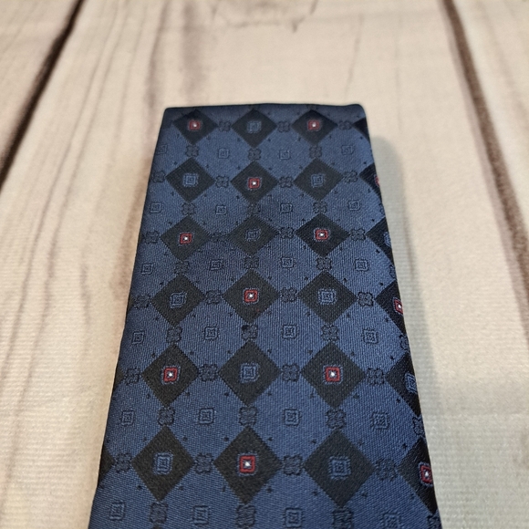 Christian Dior Elegant Blue, Black, and Red Patterned Tie - Picture 7 of 7